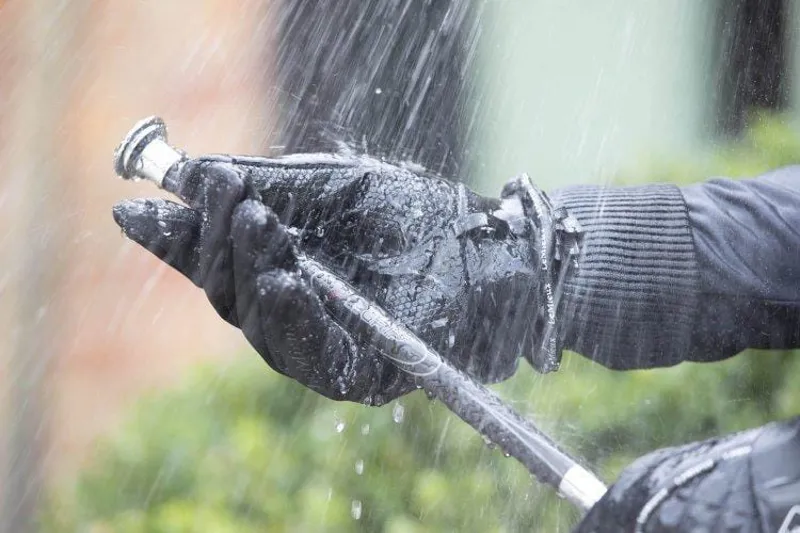 LeMieux Waterproof Lite Gloves Black - Image 3